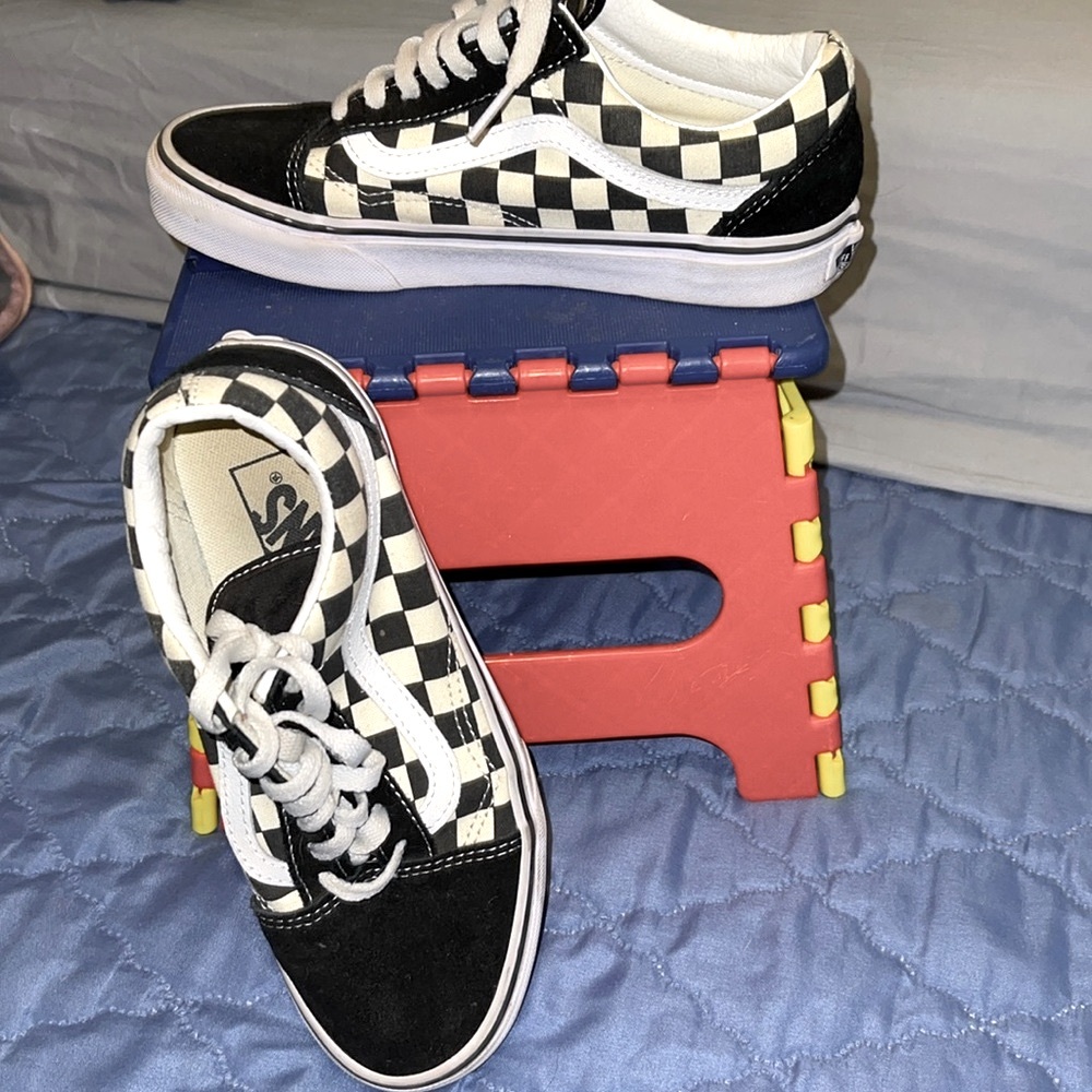 Vans checkered black and white tennis shoes. Sz 4.5